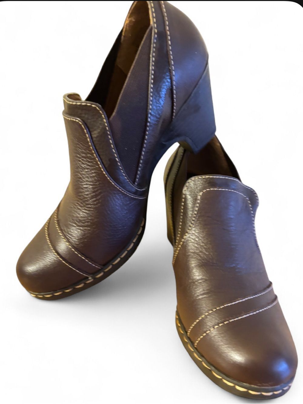 Comfortable and versatile ankle boots from Eurosoft by Sofft. Size 7